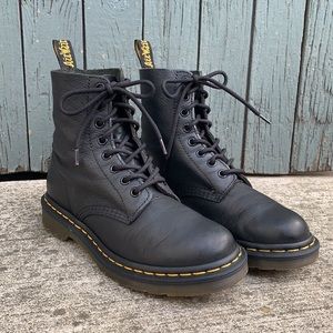 1460 Pascal Black Virginia Leather Boots